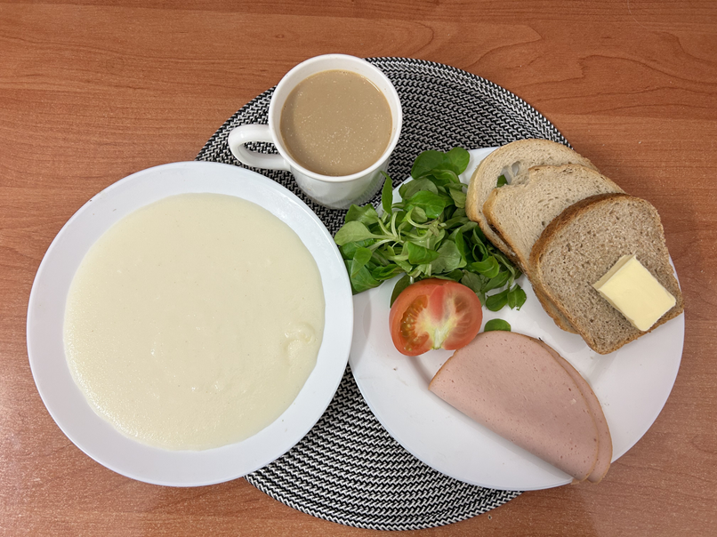 Na zdjęciu: Kasza manna na mleku, Kawa zbożowa z mlekiem, Chleb mieszany pszenno-żytni, Chleb Graham, Masło extra 82%, Filet zapiekany drobiowy, Pomidor, Roszponka